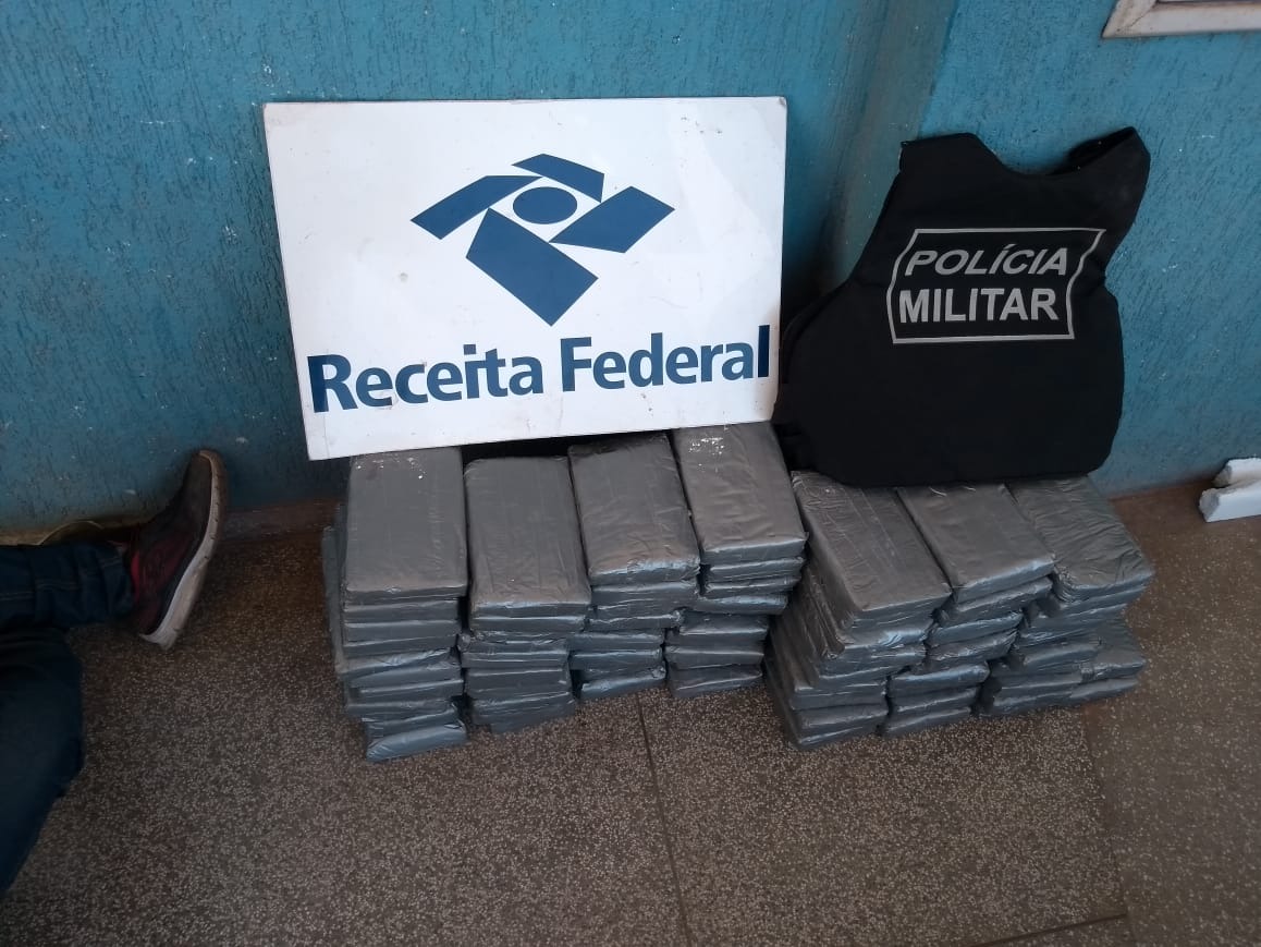 Peruano é preso na fronteira com mais de 74 quilos de cocaína O traficante tentou passar com a droga em táxi. PM/Divulgação.