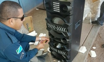 Peruano é preso na fronteira com mais de 74 quilos de cocaína Momento que os policiais encontraram a droga no interior da caixa de som.