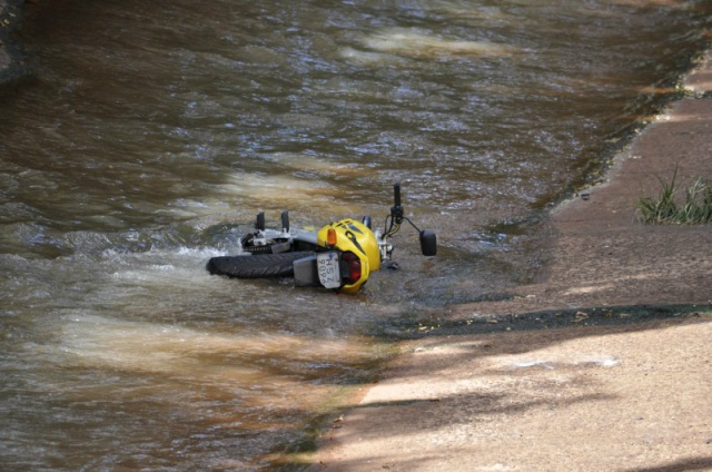 Abalado com tragédia, motociclista não se lembra de queda de namorada Thiago, conforme o advogado, não estaria empinando a moto (Foto: Marcelo Calazans)