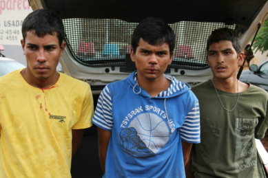Trio furta carro, é perseguido e acaba preso ao bater em barranco na rua General Osório Trio foi preso na manhã desta quarta-feira após furto de veículo - Fotos: Adilson Domingos