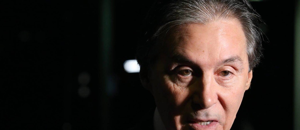 Senado convoca sessão para tentar votar projeto sobre fretes O presidente do Senado Federal, Eunício Oliveira, convoca sessão extra para votar projeto sobre fretes.