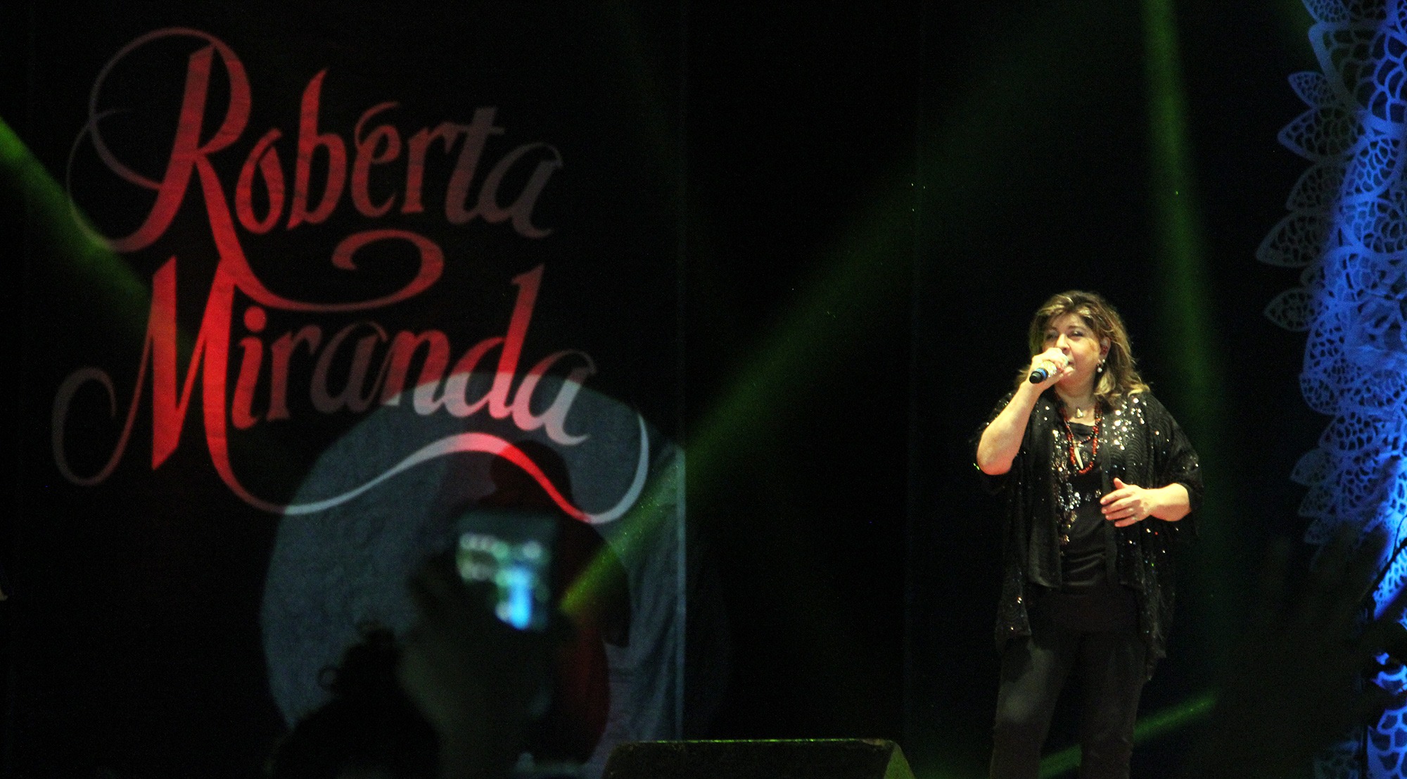 Roberta Miranda se emociona com o público do Fasp cantando os seus maiores sucessos Roberta Miranda se emociona com o público do Fasp cantando os seus maiores sucessos