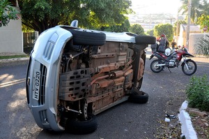 Motorista de Cobalt invade preferencial, bate em prisma que tomba em cruzamento Motorista do Prisma perdeu o controle da direção e tombou na Rua América - Foto: Valdenir Rezende/Correio do Estado