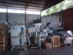 Estado faz leilão de mesas, cadeiras e materiais hospitalares nesta terça-feira Há 15 dias o leilão já acontece na modalidade eletrônica e amanhã será presencial; a previsão é arrecadar R$ 9 mil.