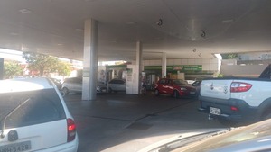 Sindicato dos postos diz que 80% dos postos de Campo Grande já têm combustíveis Movimentação em posto de Campo Grande (Foto: Nadyenka Castro/G1 MS)