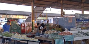 Ceasa recebe 40 caminhões de produtos em 2 dias e opera timidamente Ceasa de Campo Grande na manhã desta segunda-feira, 28 (Foto: Reprodução/TV Morena)