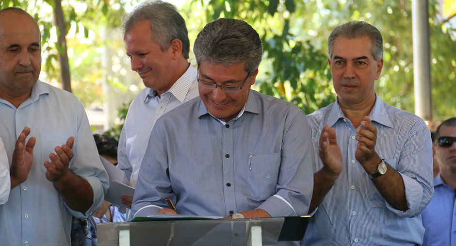  Prefeito Roberto Hashioka formalizou convênio durante a inauguração dos serviços de Dados e Voz no município de Bonito (Foto:Daniel Silva)