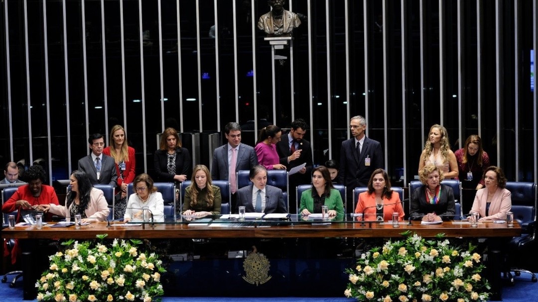 Câmara aprova pena maior para estupro coletivo; projeto torna crime a importunação sexual Câmara aprova pena maior para estupro coletivo; projeto torna crime a importunação sexual
