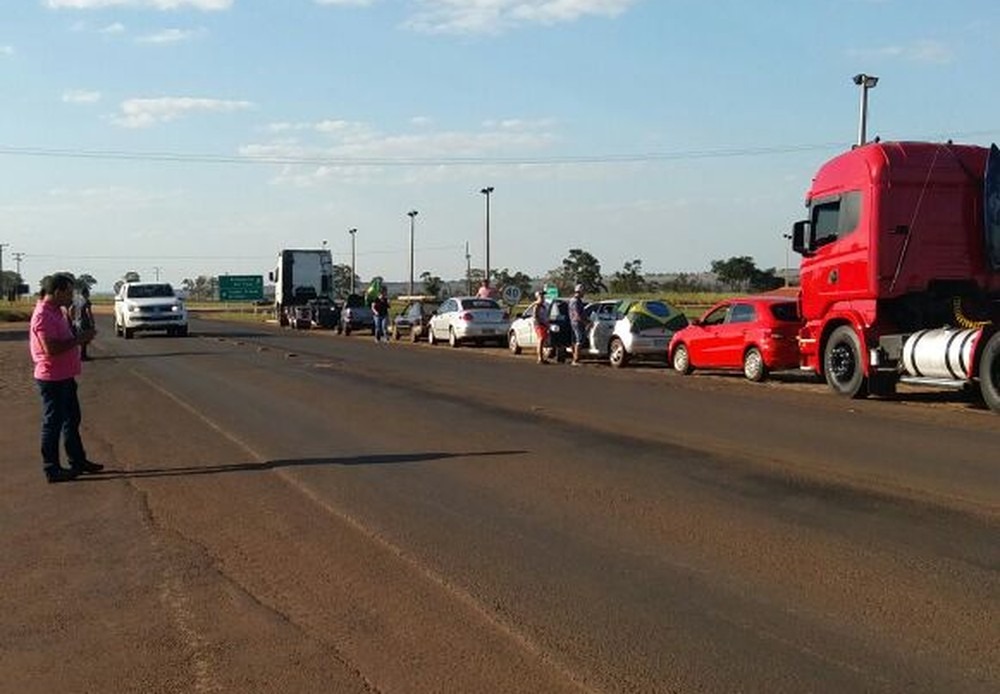 Cai para 6 os pontos de bloqueio nas rodovias federais de MS Ponto de bloqueio na BR-163 (Foto: TV Morena/Reprodução)