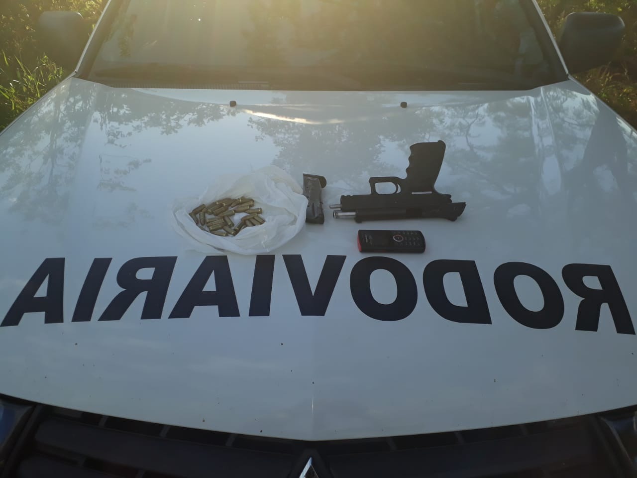 Homem é preso com arma de uso restrito em rodovia Homem é preso com arma de uso restrito em rodovia