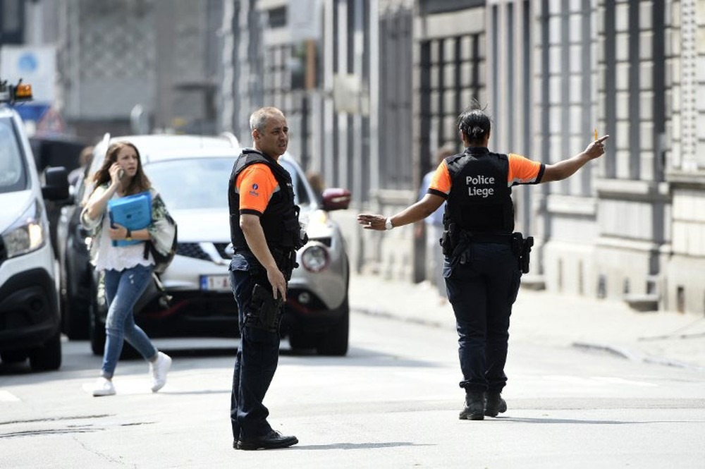 Atirador deixa três mortos em Liège, no leste da Bélgica Policial redireciona o trânsito após tiroteio em Liége, na Bélgica, nesta terça-feira (29) (Foto: John Thys / AFP)