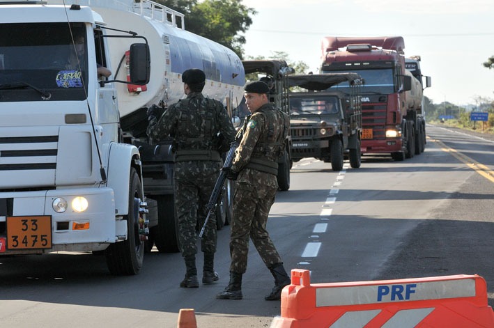 Desabastecimento continua no interior do Estado até quinta-feira Comboio com 20 caminhões saiu de Campo Grande ontem à tarde e foi escoltado pela PRF e por militares do Exército - Foto: Valdenir Rezende