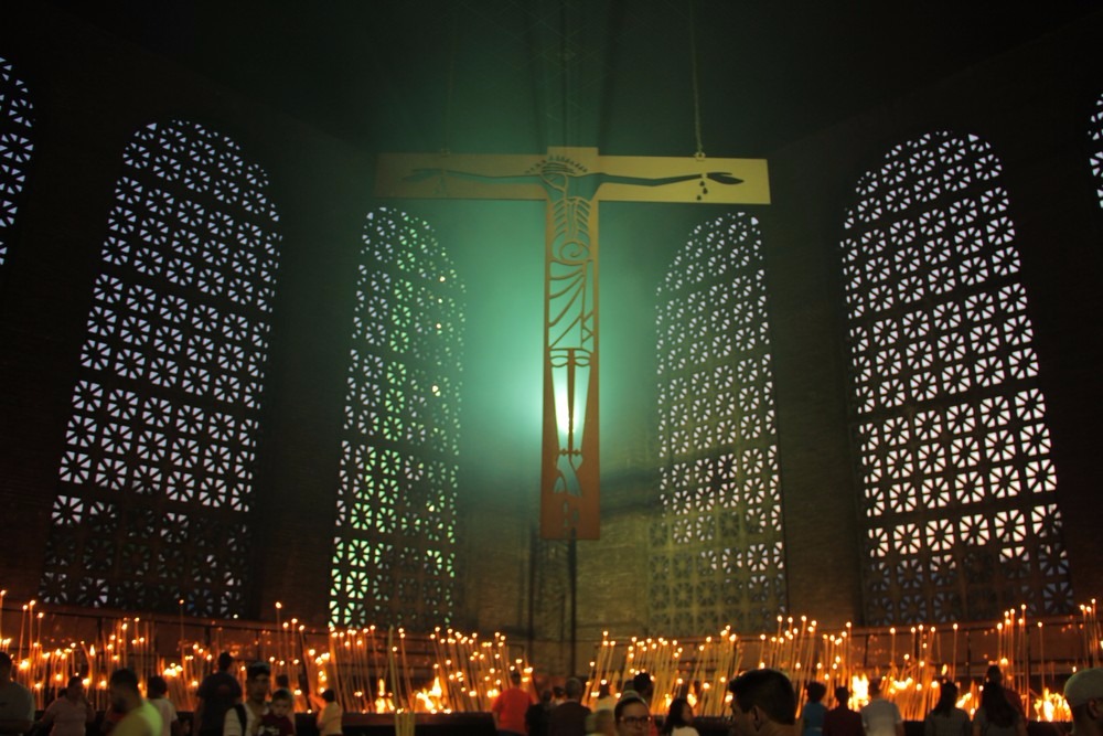 Capela das Velas é um dos locais de maior movimento no Santuário Nacional de Aparecida (Foto: Carlos Santos/G1)