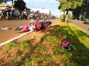 Operadora de telemarketing em MS fica ferida em colisão entre carro e moto Motocicleta da vítima de acidente em Campo Grande, MS (Foto: Osvaldo Nóbrega/TV Morena)