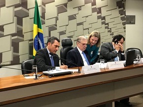O ministro da Fazenda, Eduardo Guardia (primeiro à esquerda), diz agora que não considera elevar tributos para compensar diesel mais barato. (Foto: Alexandro Martello/G1)
