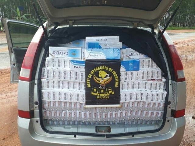 DOF apreende 2 mil pacotes de cigarros ilegais na MS-164 Cigarro contrabandeado veio do Paraguai (Foto: Divulgação/DOF)