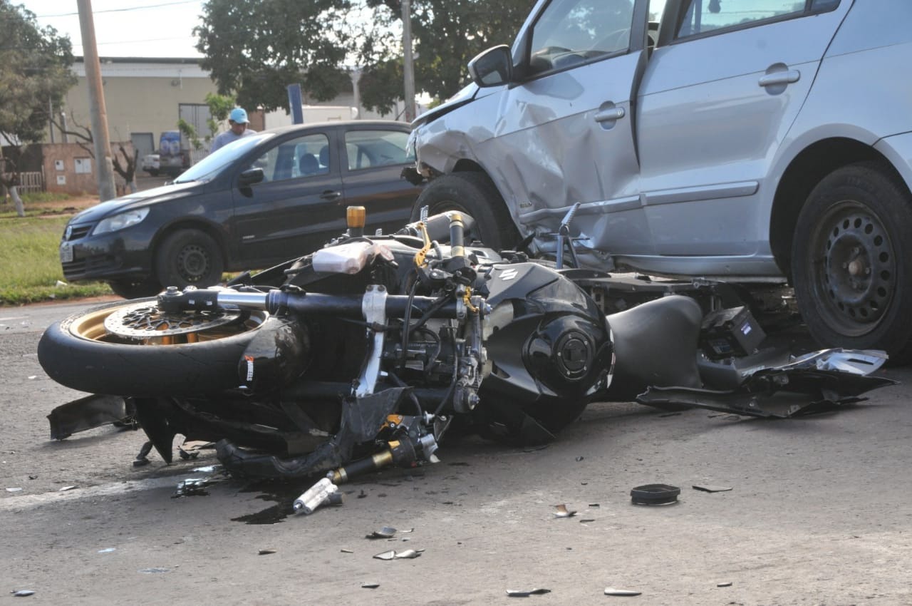 Moto bateu na dianteira esquerda do veículo. - Foto: Valdenir Rezende