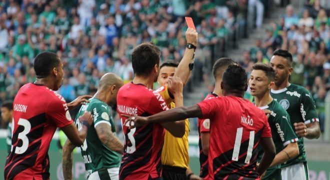 Com gol de pênalti, Palmeiras vence Athletico e se mantém na liderança Árbitro voltou atrás na expulsão de Nikão no Palmeiras x Athletico Paranaense. Henrique Barreto/Estadão Conteúdo