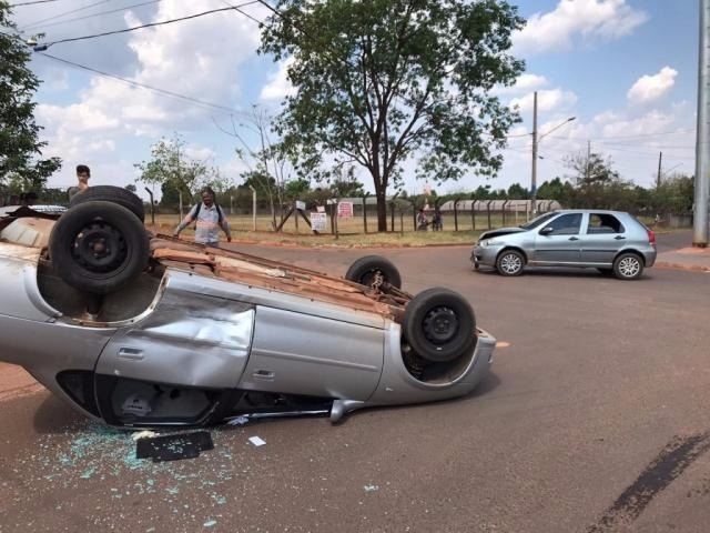 Gestante e irmã são levadas para unidade de saúde, após capotar o carro (Foto: Liniker Ribeiro)