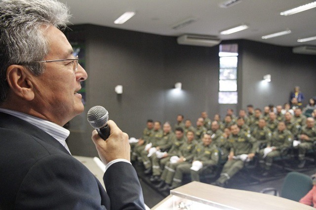 Detran forma agentes de fiscalização de trânsito Diretor-presidente do Detran, Roberto Hashioka durante sua fala aos novos agentes de trânsito. Jaqueline Tento