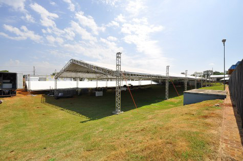 Estrutura para o atendimento na Caravana da Saúde é montada no centro poliesportivo Jorjão (Foto:A. Frota/ Assecom)