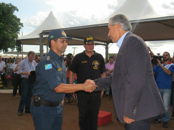 PM E DOF trocam comando em Dourados O tenente-coronel Ary Carlos Barbosa assume o comando do DOF. (Foto: Gizele Almeida)