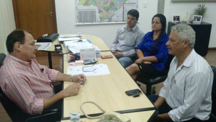 Prefeito Mário Valério e vereadores Pipoca e Luciene Cavalheiri durante audiência com o secretário Marcelo Miglioli, na última quarta-feira, em Campo Grande (Foto:Dilermando Alves)