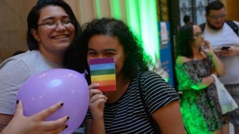 O preconceito ocorre em várias situações. Na foto, manifestação ocorrida em 2017 contra a homofobia no CCBB do Rio de Janeiro, após casal de lésbicas denunciar ter sido vítima de insulto e preconceito em visita ao local -Fernando Frazão/Agência Brasil