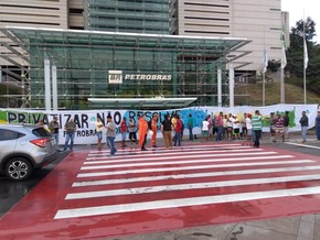 Petroleiros iniciam greve de 72 horas nas refinarias, diz federação Protesto de petroleiros em frente à sede da Petrobras, em Vitória (Foto: Fernando Estevão/ TV Gazeta)