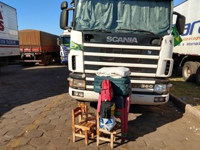 Caminhoneiros começam a deixar ponto de manifestação em Campo Grande (Foto: Ariovaldo Dantas/TV Morena)
