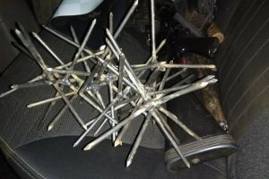 “Miguelitos” foram utilizados para tentar furar pneu da viatura. (Foto: Adilson Domingos)