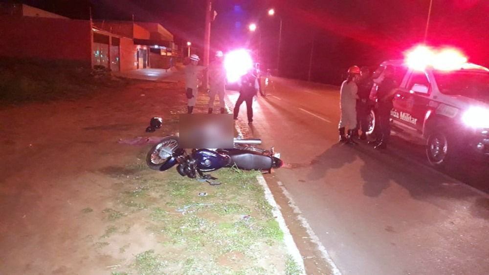 Jovem morre baleado, outro fica ferido e carro de possíveis suspeitos é queimado no Tijuca Jovem de 19 anos morreu após ser baleado na madrugada desta quinta-feira, na avenida Lúdio Martins Coelho, em Campo Grande (MS) (Foto: José Aparecido)