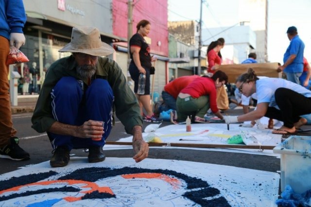 Fiéis reúnem na madrugada para confecção do tapete de 1 km para Corpus Christi Fiéis reúnem na madrugada para confecção do tapete de 1 km para Corpus Christi