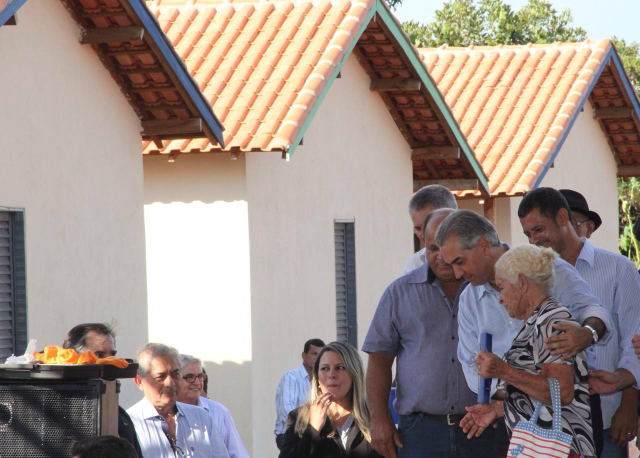 Reinaldo ajuda dona Deusa que aos 86 recebe a chave da casa própria (Foto: Chico Ribeiro)