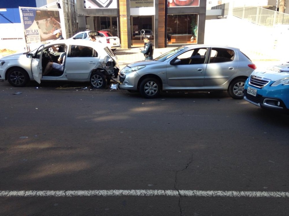Jovem fica ferida em acidente no Centro de Campo Grande e motorista foge Dois veículos ficaram danificados por causa do acidente em MS (Foto: Osvaldo Nóbrega)