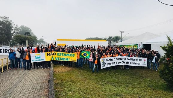 Federação dos petroleiros recua e orienta sindicatos a suspender greve Pilar Olivares/Reuters