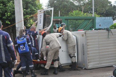 Homem fica retido em caminhão depois de acidente em cruzamento Vítima foi levada para a Santa Casa - Foto: Valdenir Rezende/Correio do Estado
