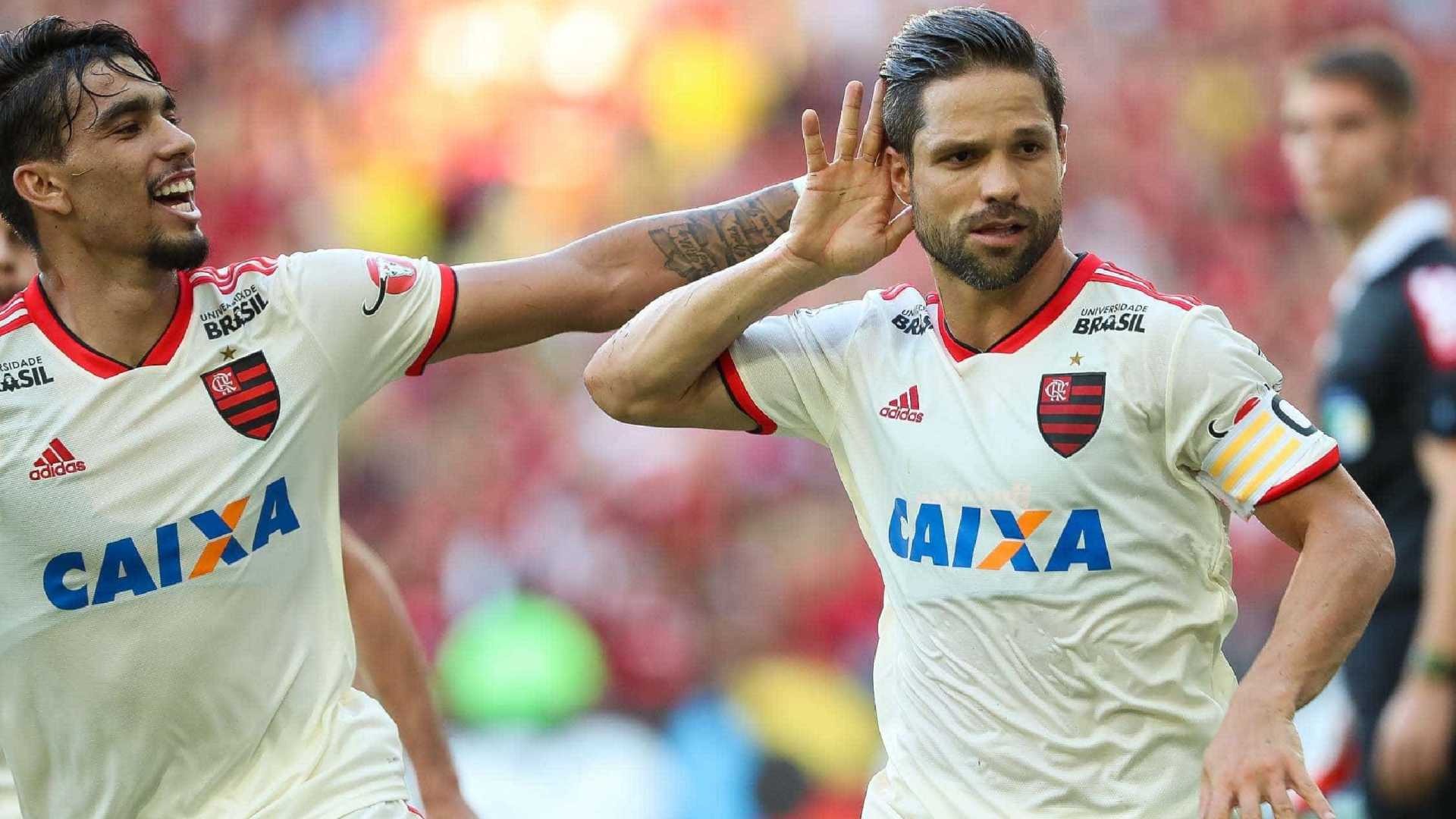 Fla vence Bahia com gols de Diego e Paquetá e se isola na liderança Gilvan de Souza / Flamengo