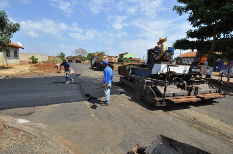 Asfalto avança em Dourados e Avenida Eurides Pedroso será concluída Prefeitura faz a colocação de capa asfáltica próximo à Escola Luiz Antônio e prepara outros trechos da avenida Eurides Pedroso para receber o asfalto (Foto: A. Frota/Assecom)