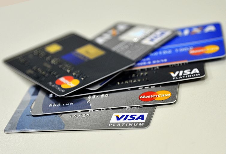 Devedor no rotativo do cartão pagará taxa igual a de cliente regular Em abril, taxa de juros do rotativo não regular do cartão de crédito era de 396,9% ao ano e a do regular, 238,7%, segundo o Banco Central (Marcello Casal jr/Agência Brasil)