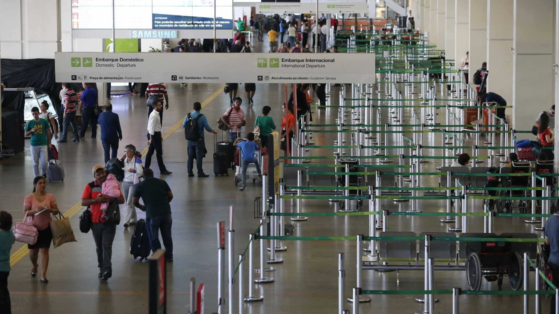 Após um ano de cobrança de mala, preço do bilhete de avião sobe 6% Após um ano de cobrança de mala, preço do bilhete de avião sobe 6%