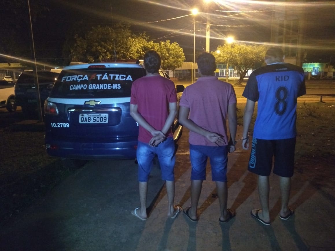 Trio é preso pela PM suspeito de homicídio, após briga no trânsito Trio é preso pela PM suspeito de homicídio, após briga no trânsito