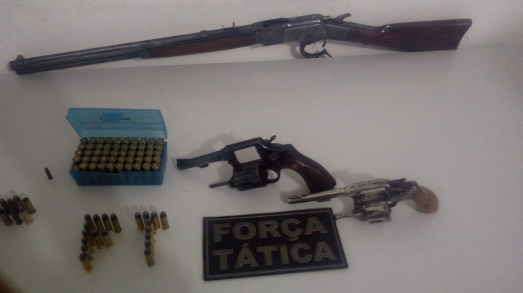 Trio é preso pela PM suspeito de homicídio, após briga no trânsito Trio é preso pela PM suspeito de homicídio, após briga no trânsito