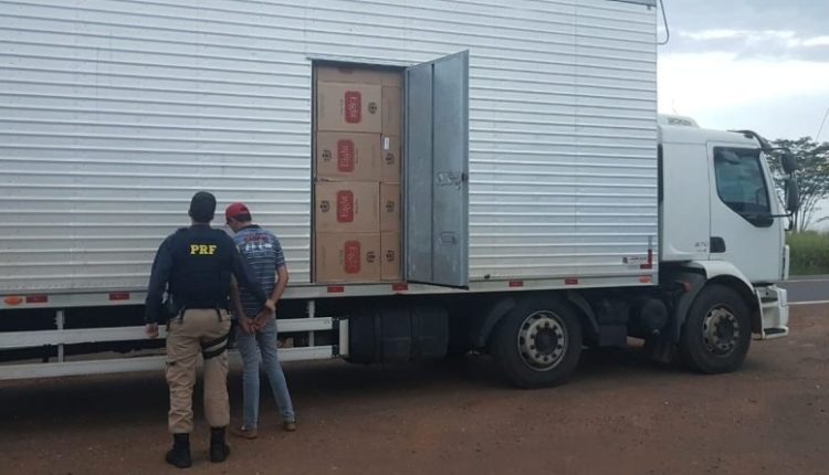 PRF apreende 450 mil maços de cigarro contrabandeados em caminhão furtado PRF/Divulgação