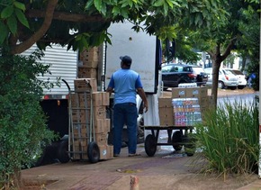 Em Dourados Caminhões já começam a abastecer supermercados Entregadores depositam cargas no depósito da empresa - Crédito: Vinicios Araújo