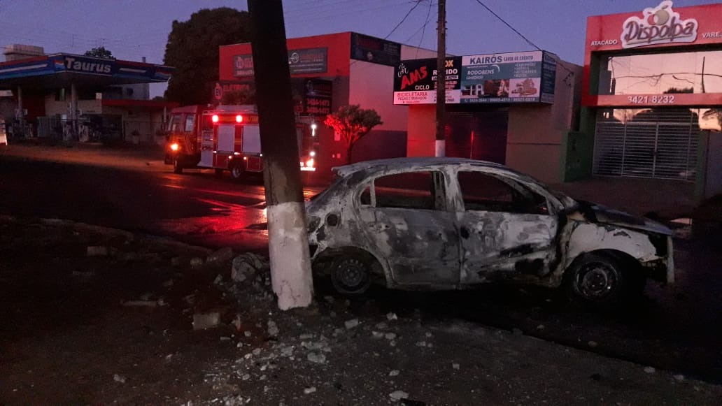 Carro pega fogo após colidir em poste de iluminação em Dourados Foto: Clezer Gomes
