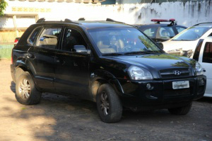 Vítima estava dentro do Tucson quando foi abordada pelos criminosos. (Foto: Marcos Ermínio)