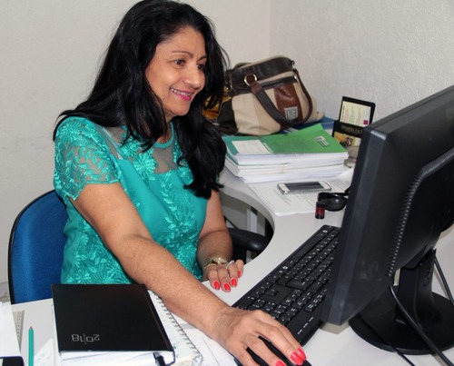 Sutileza e polivalência das mulheres que contribuem Há 25 anos na profissão, Maria Oliveira, é assistente social e atua como chefe do Núcleo de Atendimento Psicossocial ao Servidor.