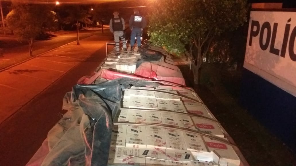 Carreta com 1,2 caixas de cigarros contrabandeados é apreendida em Naviraí Carreta com 1,2 caixas de cigarros contrabandeados é apreendida em Naviraí