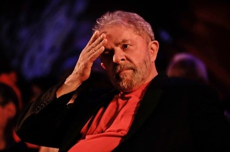 Lula deve pagar multa de R$ 4,9 mi se quiser migrar para o semiaberto Multa foi recalculada e reapresentada pela Justiça
Alice Vergueiro/Folhapress